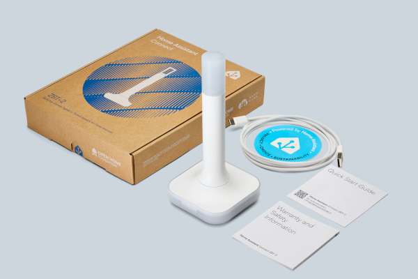 {{ productName }} with USB extension cable in packaging